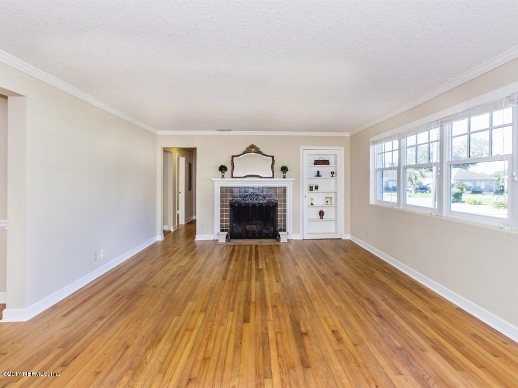 1436 Flanders Road Jacksonville, FL 32207 - Photo 5 of 26 002_Living Room