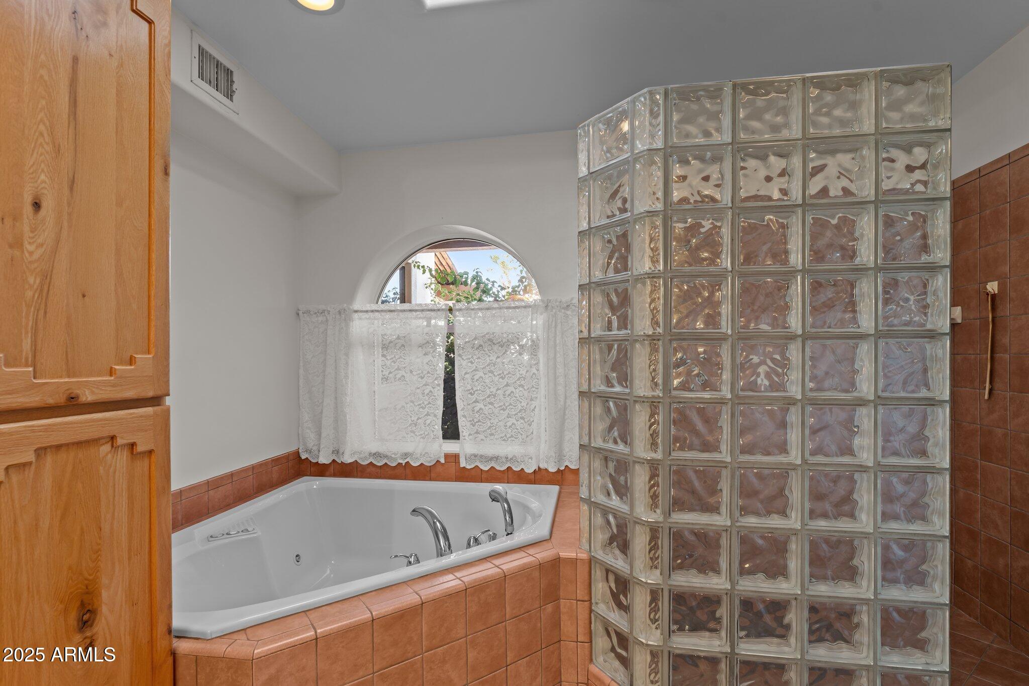 651 Chaparral Road Wickenburg, AZ 85390 - Photo 31 of 58 a bathroom with a bathtub