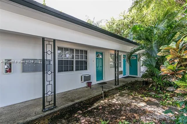 a view of a house with backyard and garden