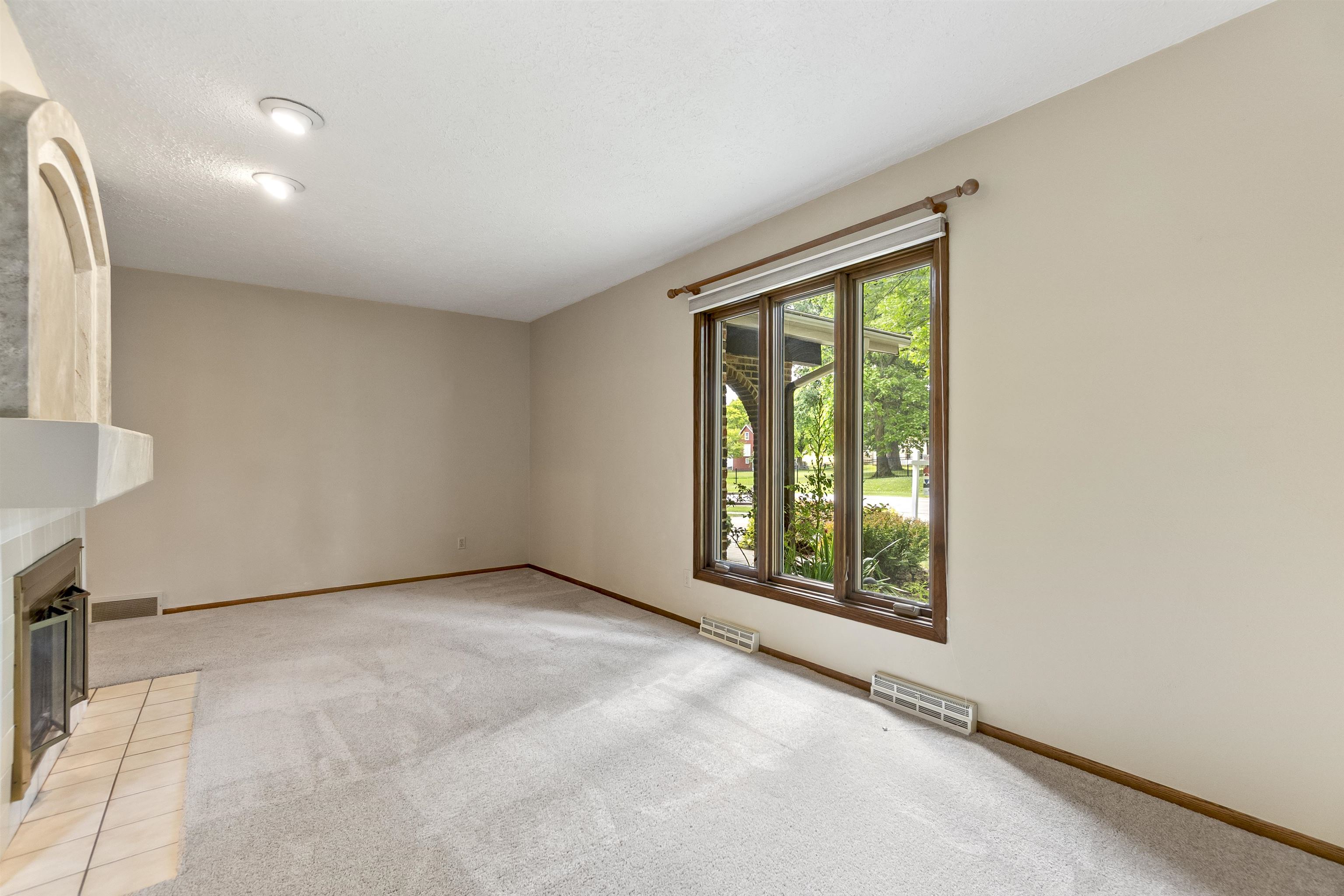 323 Old Pioneer Road Fond du Lac, WI 54935 - Photo 10 of 51