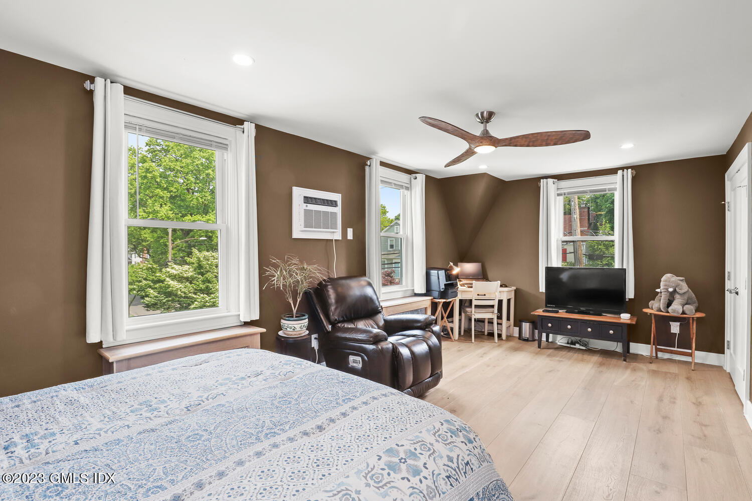 5 Oxer Place Greenwich, CT 06830 - Photo 21 of 37 a living room with furniture gym equipment and a large window