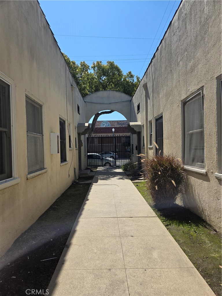 551 West 10th Street, Unit 3 Long Beach, CA 90813 - Photo 7 of 22 a front view of a house with yard and green space