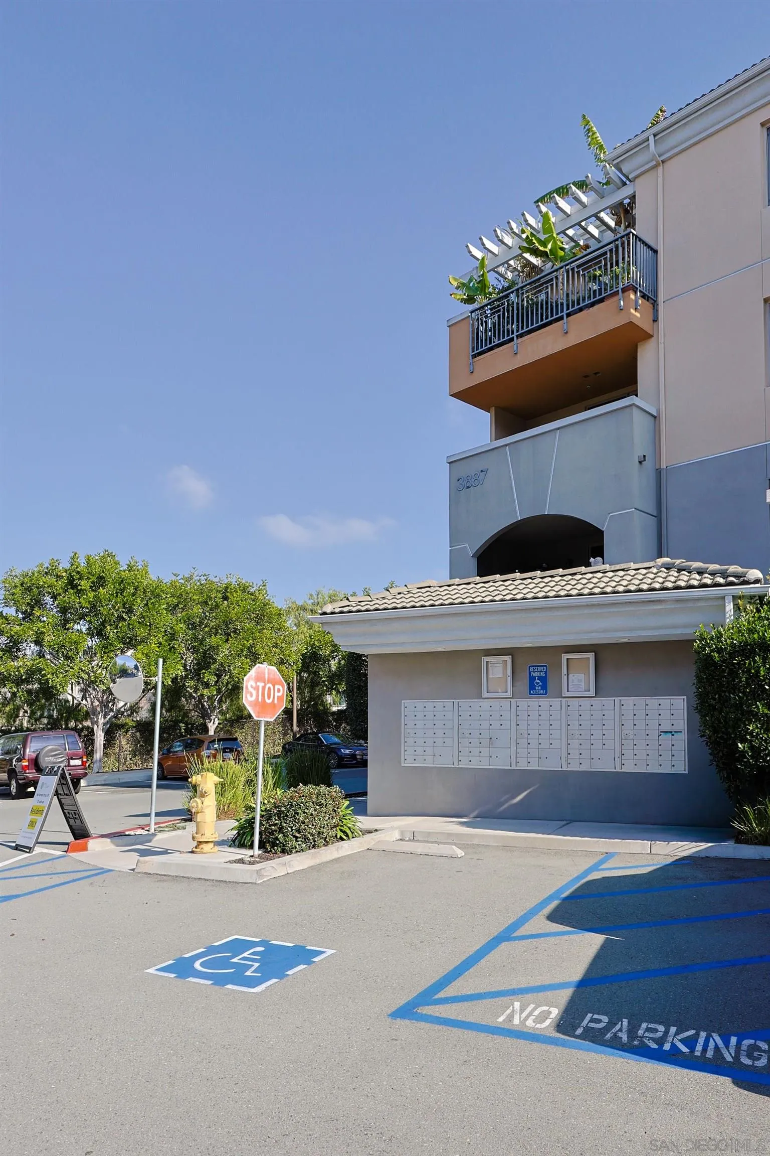 3887 Pell Place, Unit 229 San Diego, CA 92130 - Photo 25 of 49 a picture of a table and chairs in patio