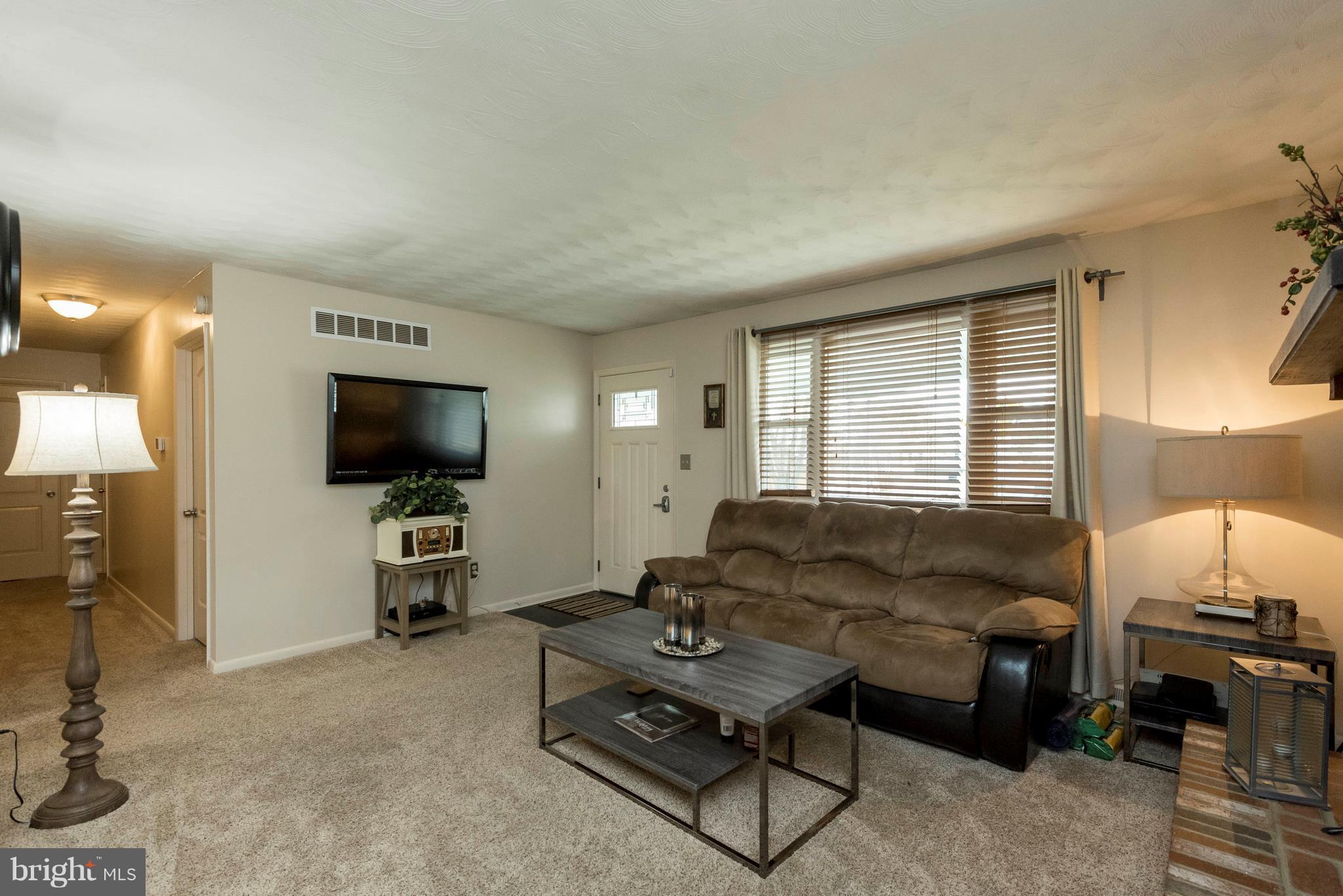 8490 Byrd Road Pasadena, MD 21122 - Photo 5 of 28 Living Room