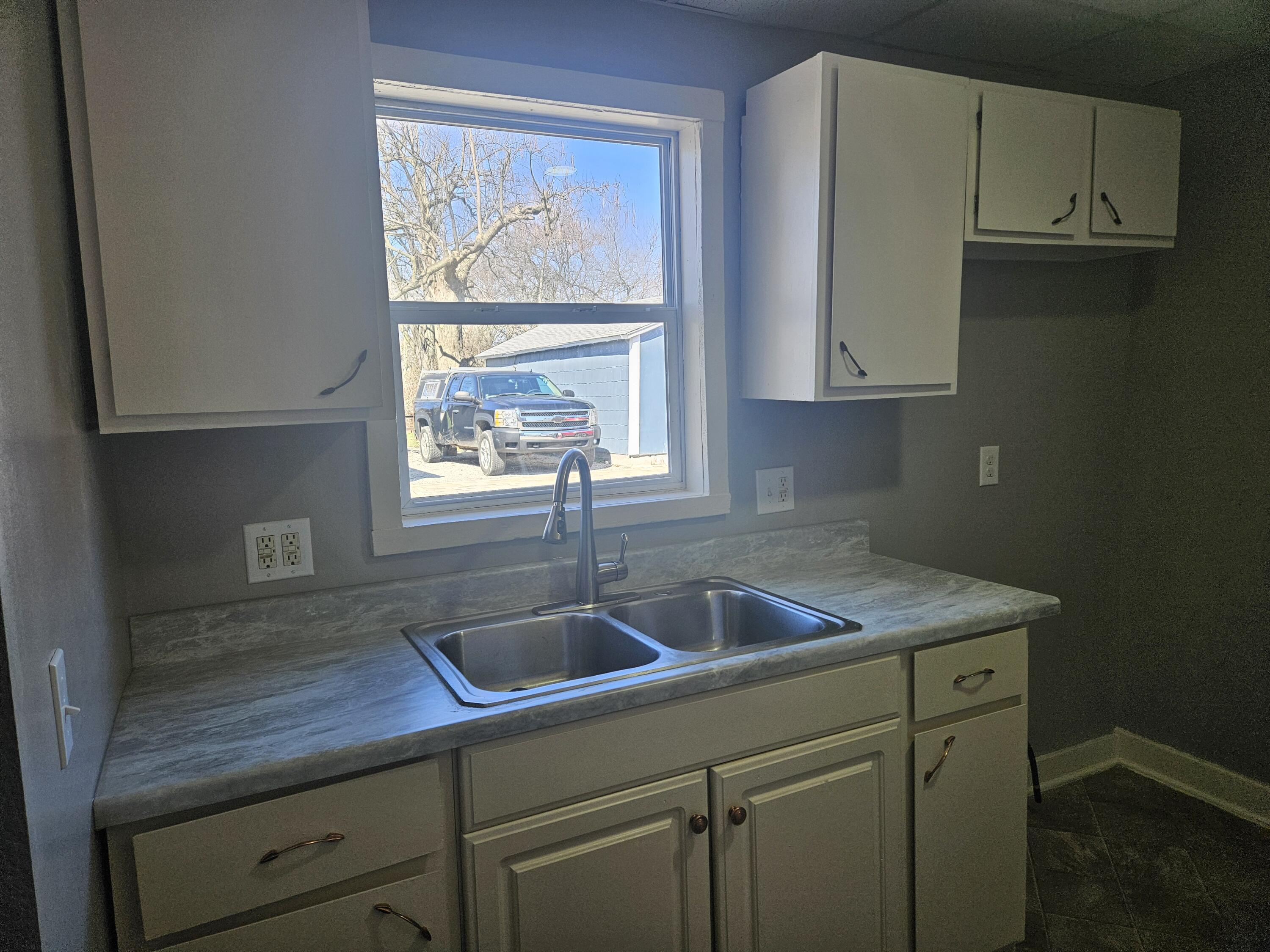 828 Division Street Adrian, MI 49221 - Photo 7 of 27 20260407_111550