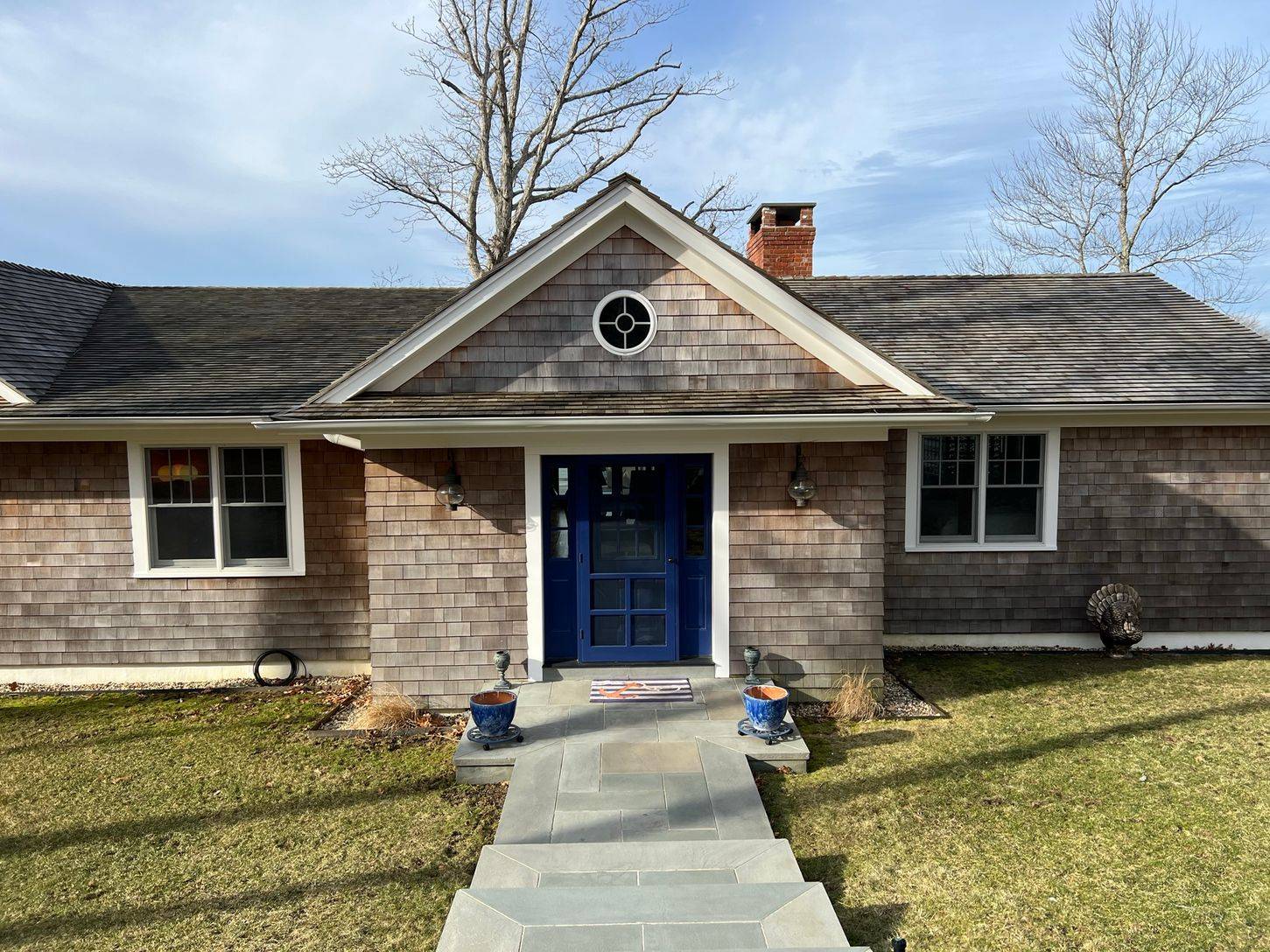 24 South Midway Road Shelter Island, NY 11964 - Photo 3 of 29 a front view of a house with garden
