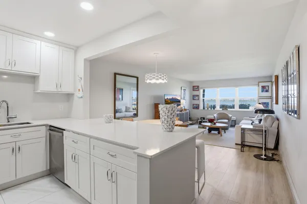$1,800 | 1516 South Lakeside Drive, Unit 103, Lake Worth Beach, FL 33460