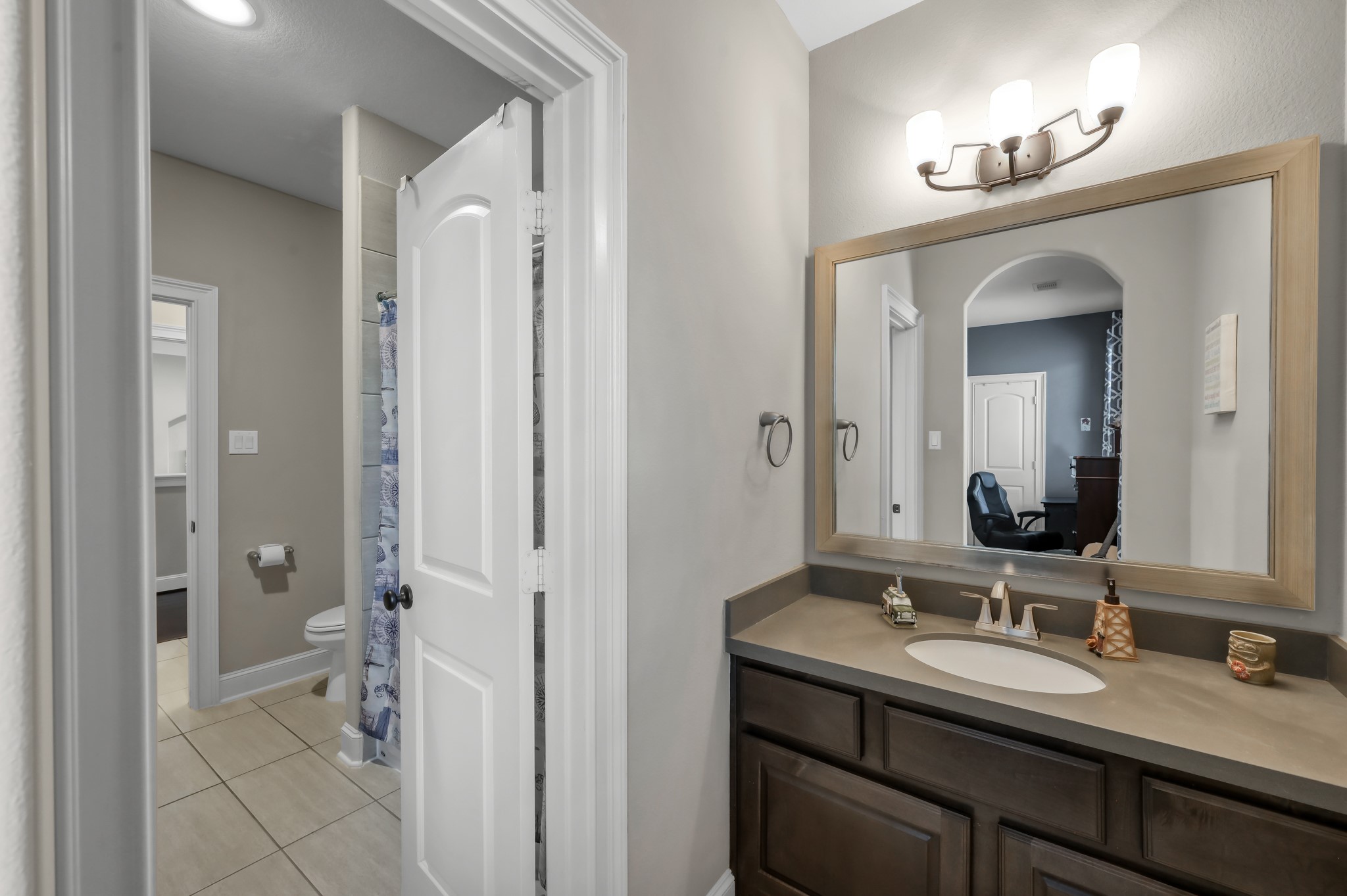 26 Woodborough Way Spring, TX 77389 - Photo 31 of 43 Jack and Jill Bath upstairs.