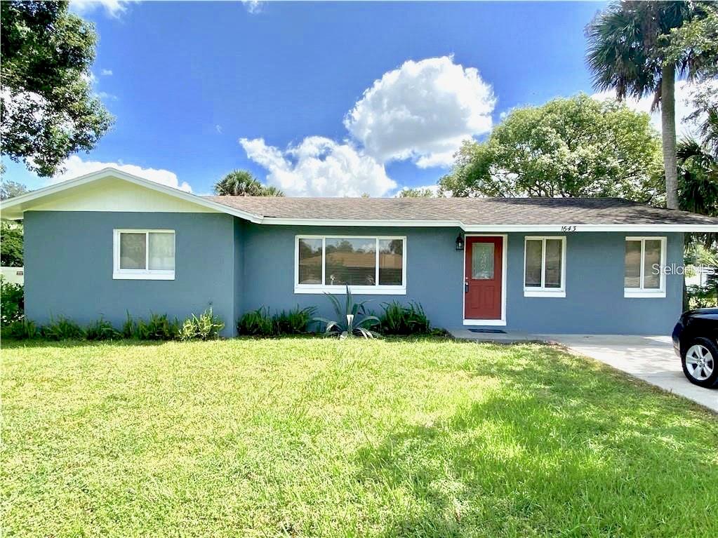 Move in ready. Close to Lake Beresford and a public boat launch for the St. John's River.