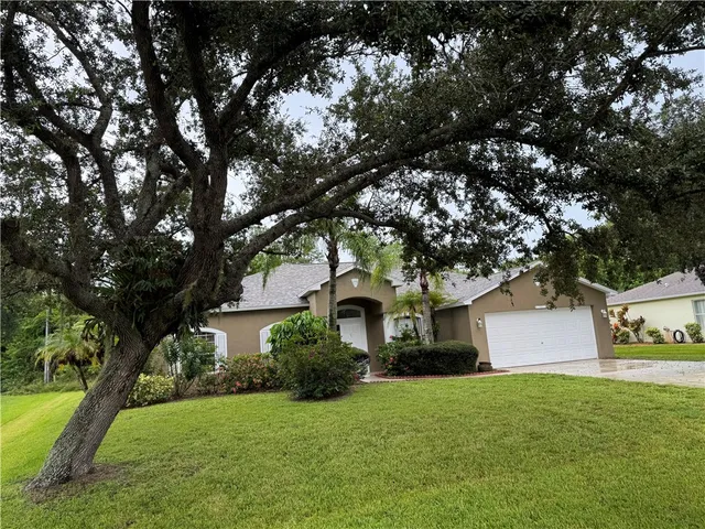 $2,400 | 707 46th Square, Vero Beach, FL 32968