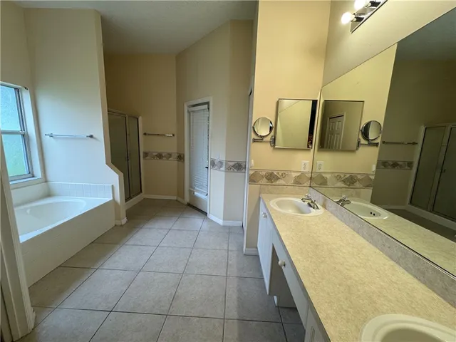 $2,400 | 707 46th Square, Vero Beach, FL 32968