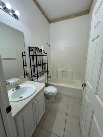 $2,400 | 707 46th Square, Vero Beach, FL 32968