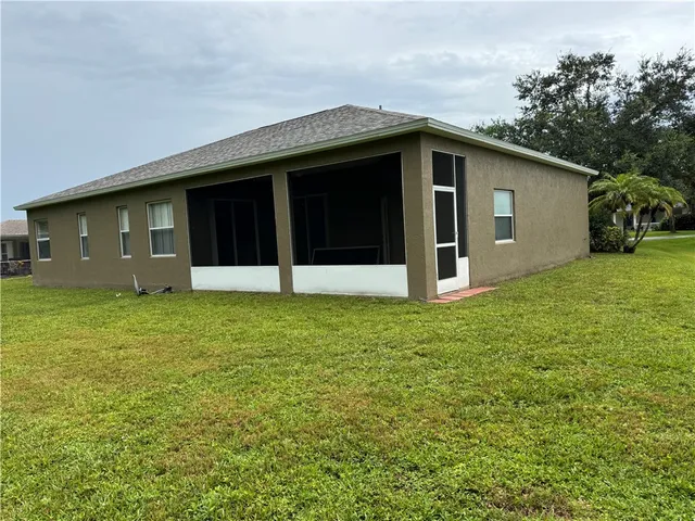 $2,400 | 707 46th Square, Vero Beach, FL 32968