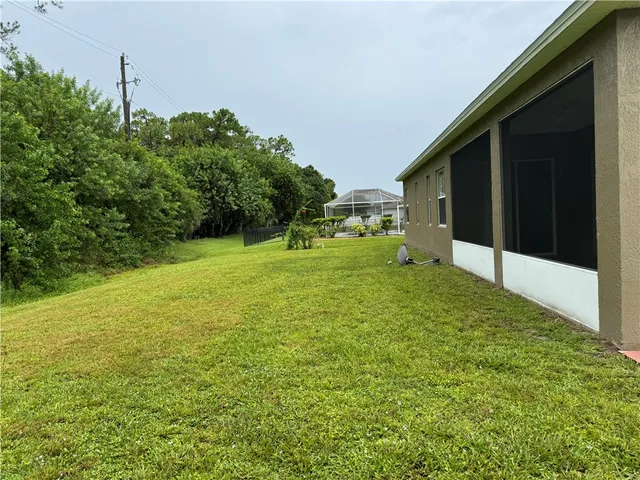 $2,400 | 707 46th Square, Vero Beach, FL 32968