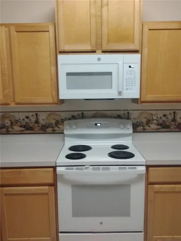 $2,400 | 707 46th Square, Vero Beach, FL 32968