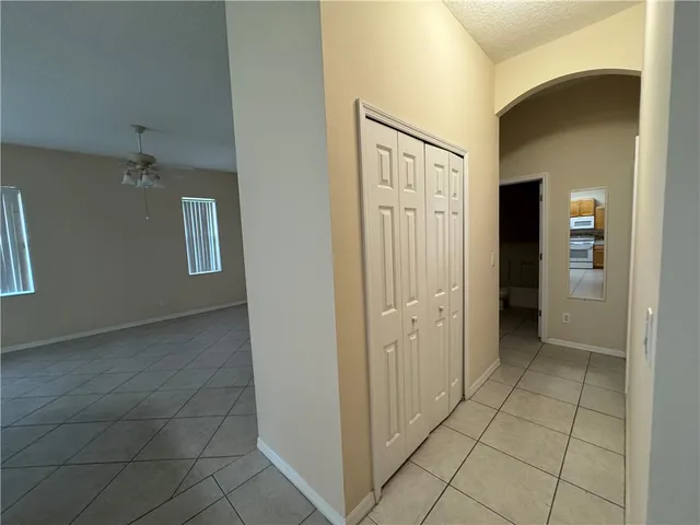 $2,400 | 707 46th Square, Vero Beach, FL 32968