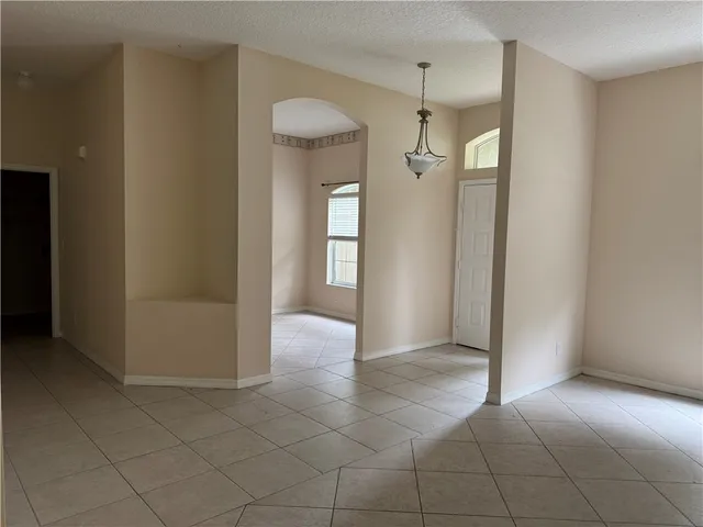 $2,400 | 707 46th Square, Vero Beach, FL 32968