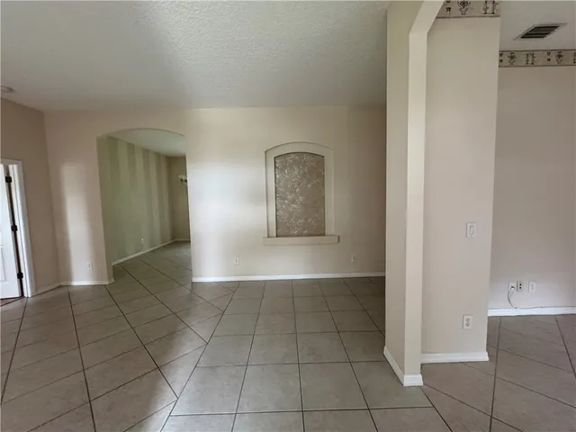 $2,400 | 707 46th Square, Vero Beach, FL 32968