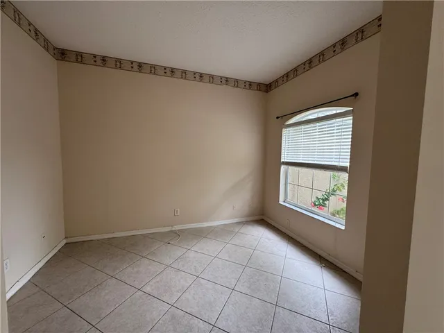 $2,400 | 707 46th Square, Vero Beach, FL 32968