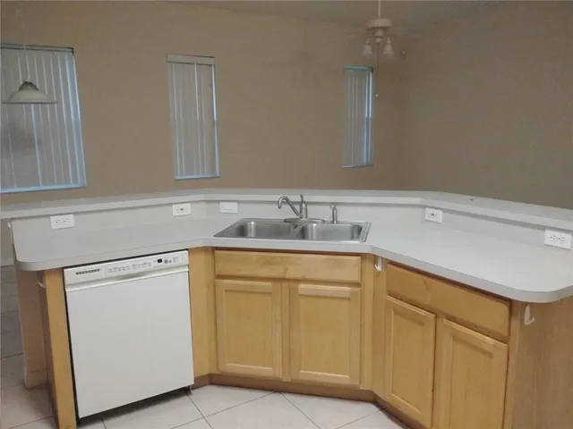 $2,400 | 707 46th Square, Vero Beach, FL 32968