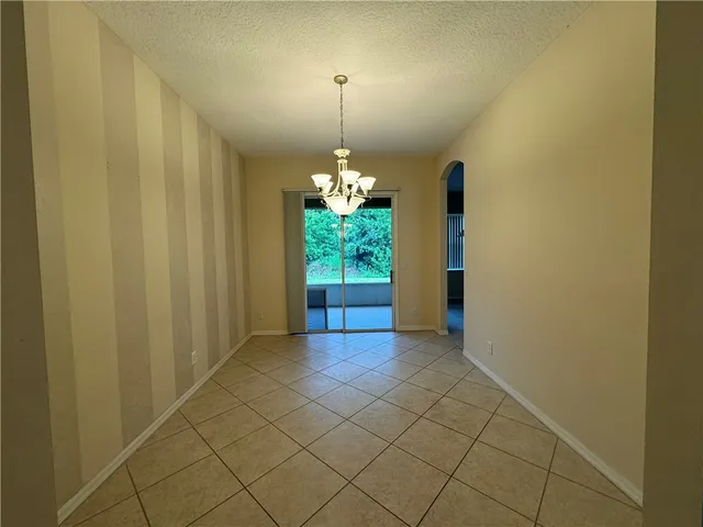 $2,400 | 707 46th Square, Vero Beach, FL 32968