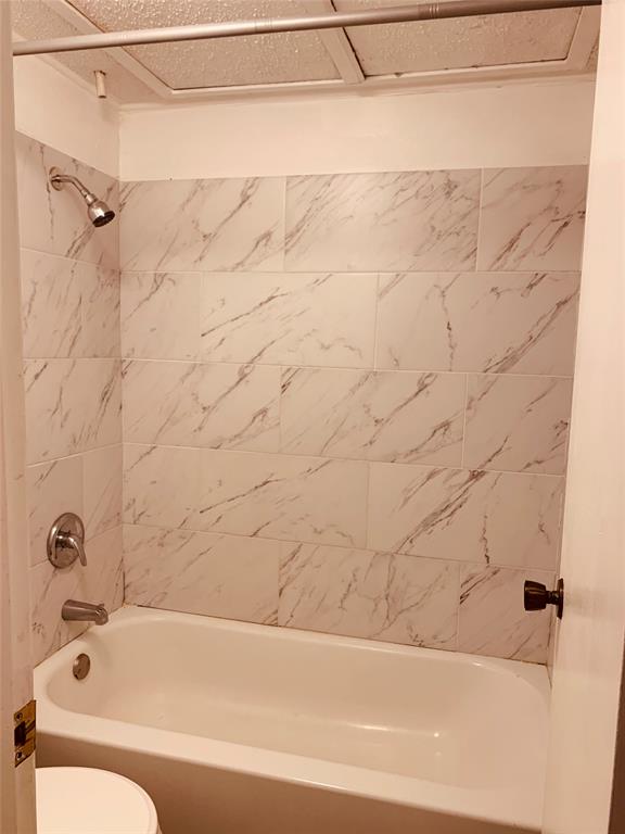 333 Melrose Drive, Unit 25A Richardson, TX 75080 - Photo 13 of 18 a bathroom with a bathtub