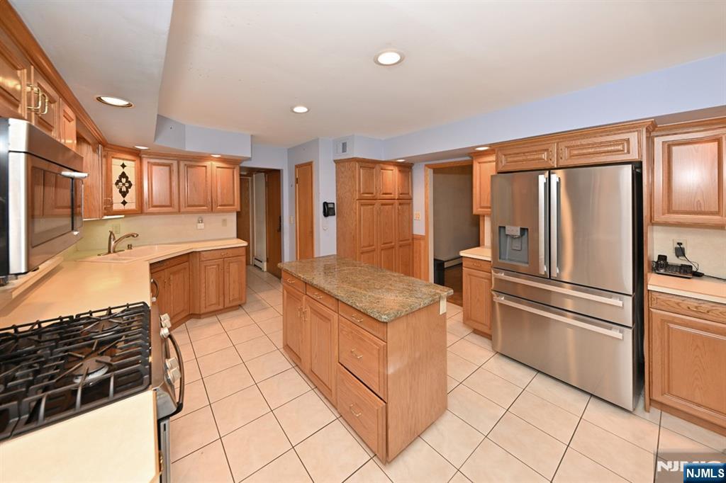 9 Lyncrest Drive Paramus, NJ 07652 - Photo 20 of 49
