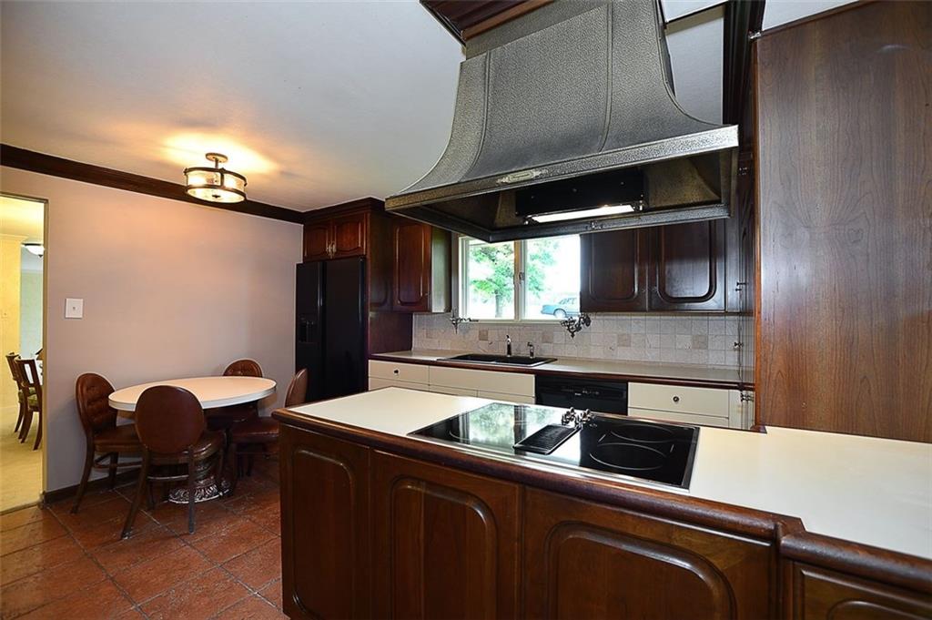 1600 Greentree Road Pittsburgh, PA 15220 - Photo 8 of 21 Island with cooktop and double ovens.