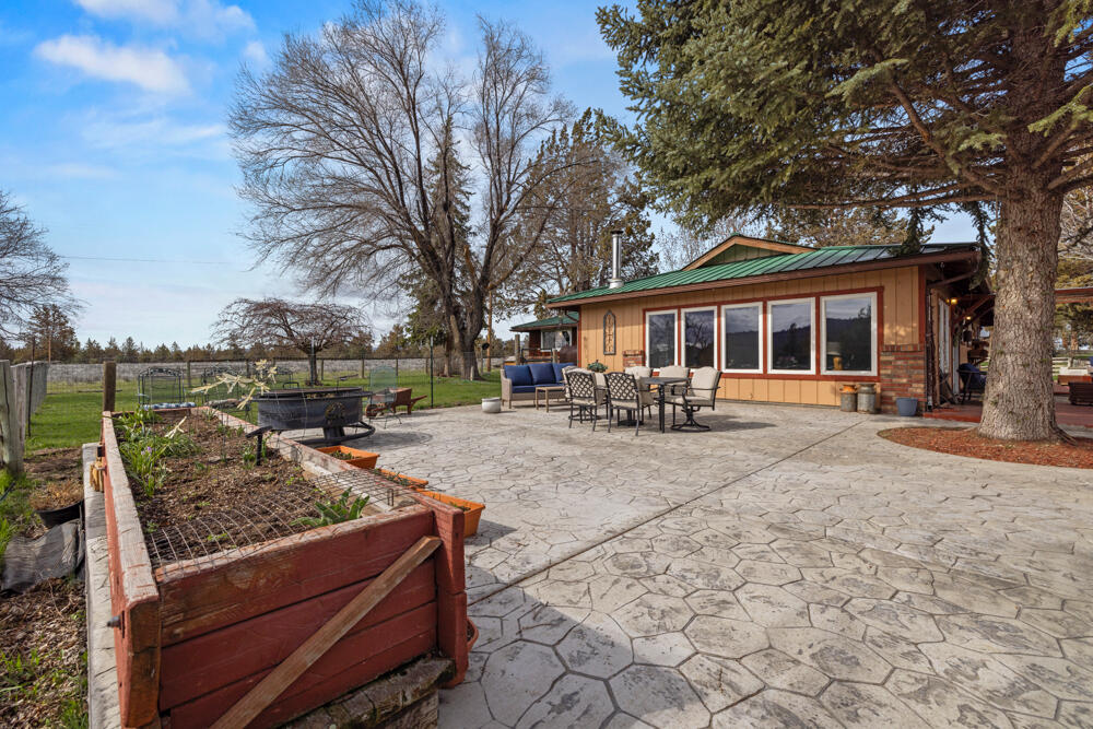 47477 Gerber Road Bonanza, OR 97623 - Photo 37 of 63 a view of a house with backyard and sitting area