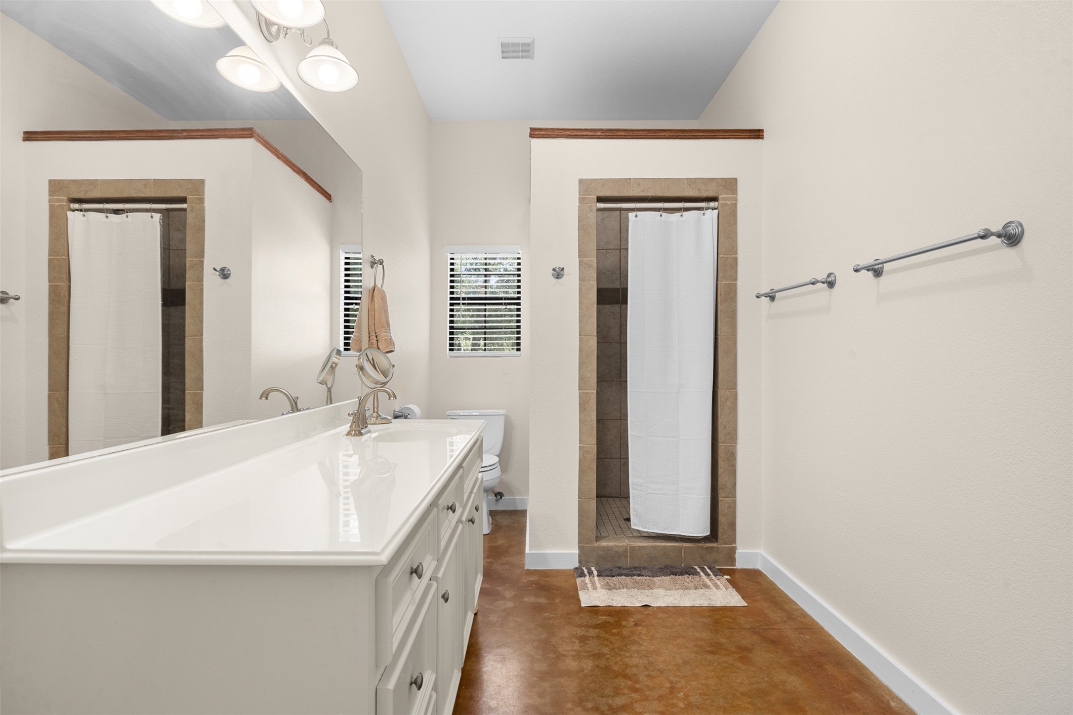 5501 Mach Road La Grange, TX 78945 - Photo 14 of 45 Hallbath