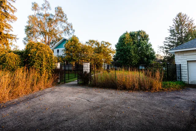 a view of house with a big yard
