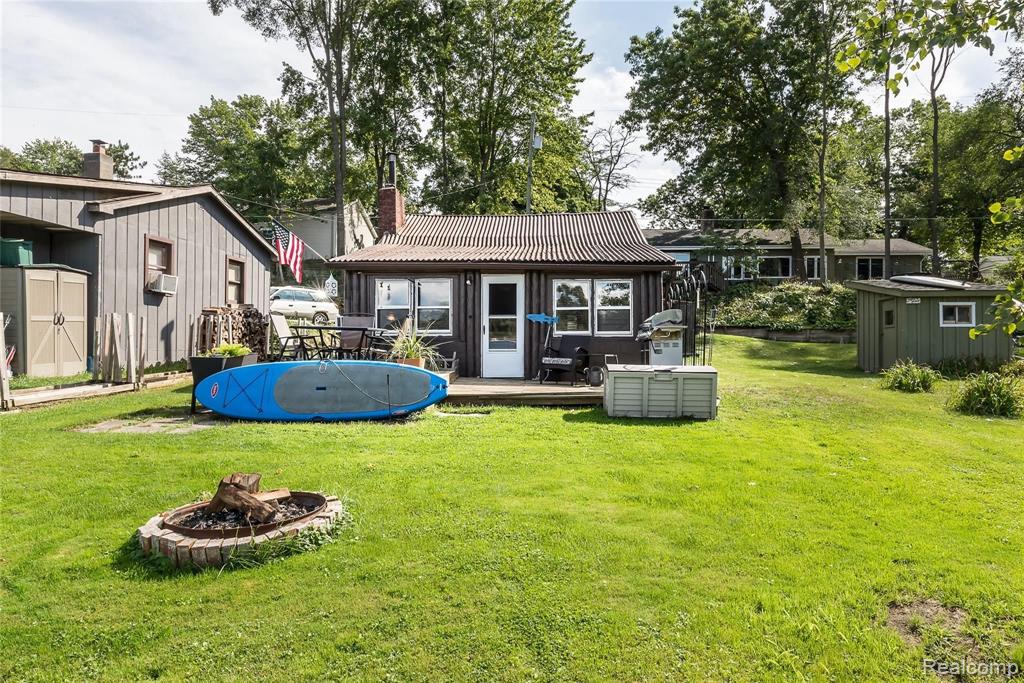 2555 Melvin Road Pinckney, MI 48169 - Photo 2 of 32