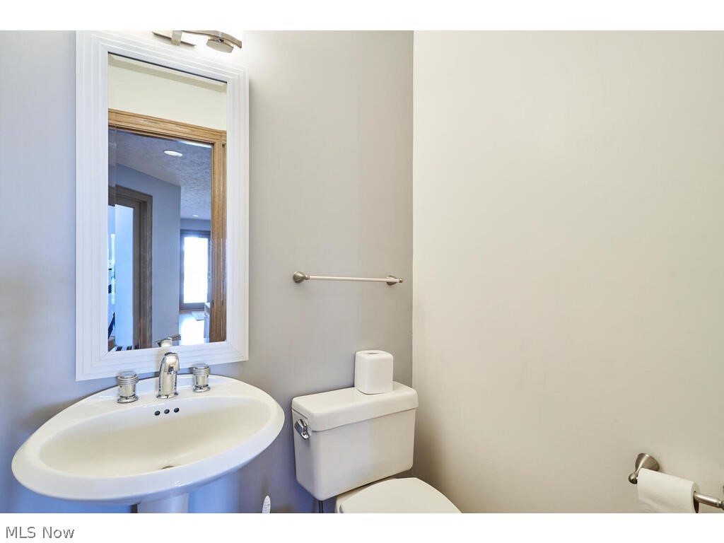 875 Hunter Ridge Circle Fairlawn, OH 44333 - Photo 14 of 34 Guest Bath
