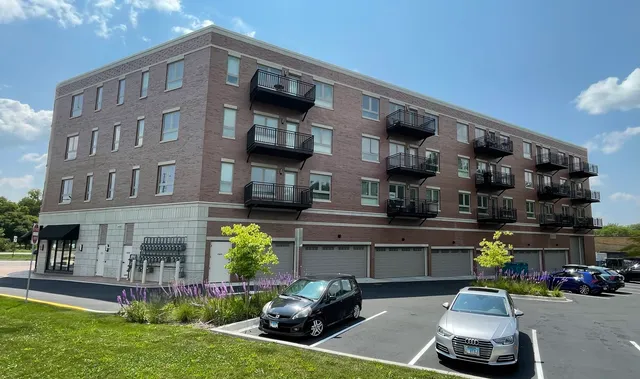 $2,445 | 555 Roger Williams Avenue, Unit 207, Highland Park, IL 60035