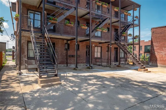 $695,000 | 3659 South Broadway, Unit 266036633665, St. Louis, MO 63118