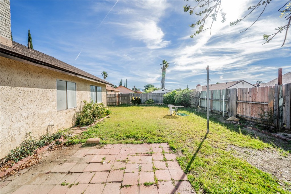 1385 West Wedgewood Street Rialto, CA 92376 - Photo 26 of 27 a view of a backyard