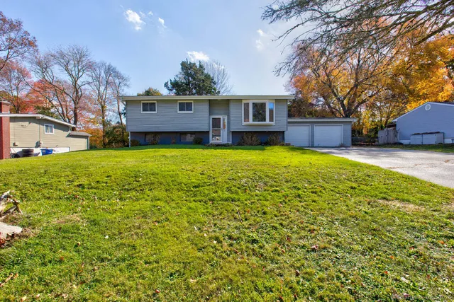 a view of a house with a yard