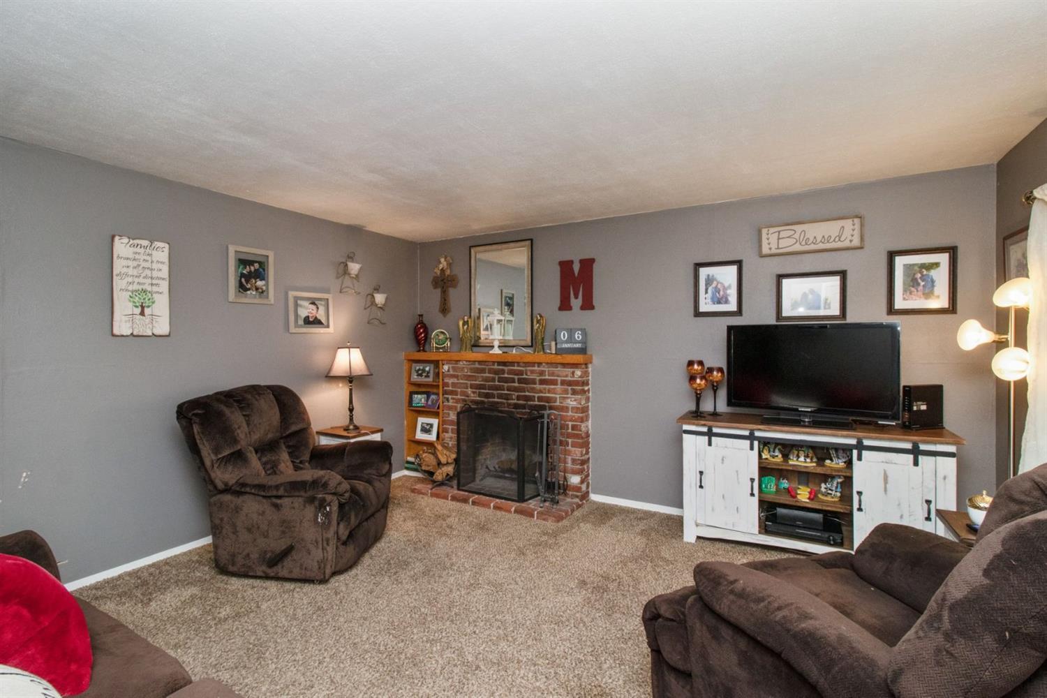 542 Manning Avenue Reedley, CA 93654 - Photo 3 of 26