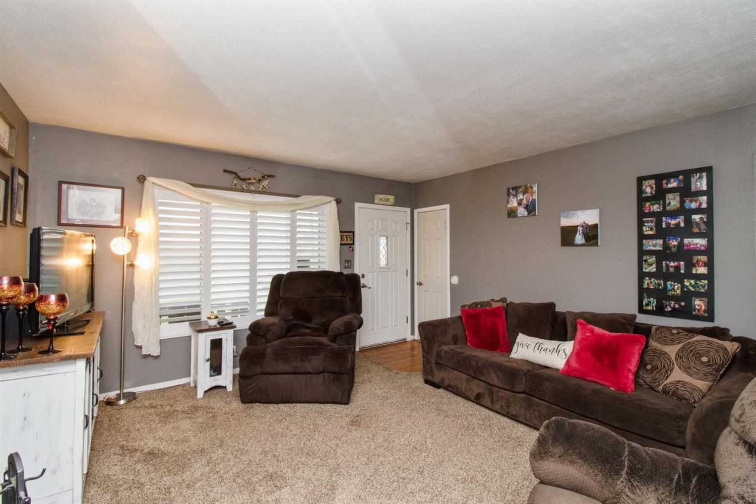 542 Manning Avenue Reedley, CA 93654 - Photo 4 of 26