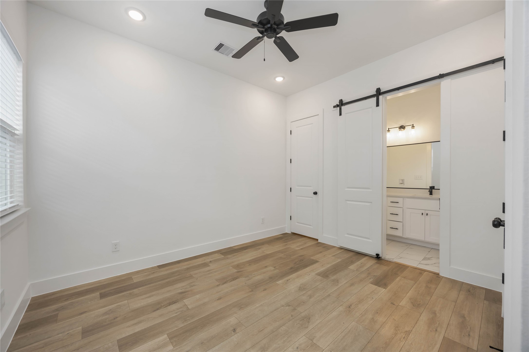 8508 Wileyvale Road, Unit B Houston, TX 77016 - Photo 15 of 23 Primary bedroom