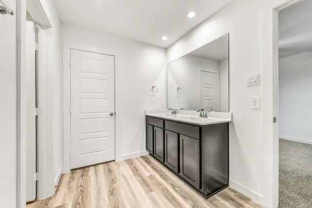 a en suite bathroom with a sink mirror and