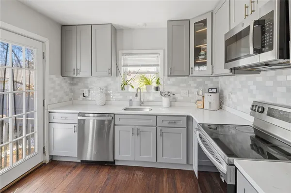 $399,000 | 526 Post Road, Warwick, RI 02888