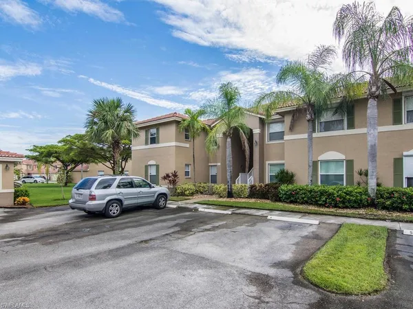 $2,300 | 6610 Huntington Lakes Circle, Unit 201, Naples, FL 34119