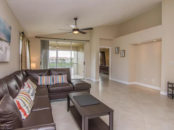 $2,300 | 6610 Huntington Lakes Circle, Unit 201, Naples, FL 34119