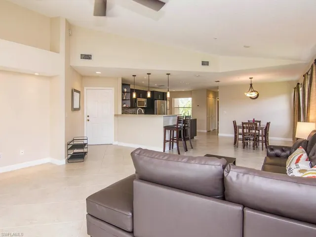 $2,600 | 6610 Huntington Lakes Circle, Unit 201, Naples, FL 34119