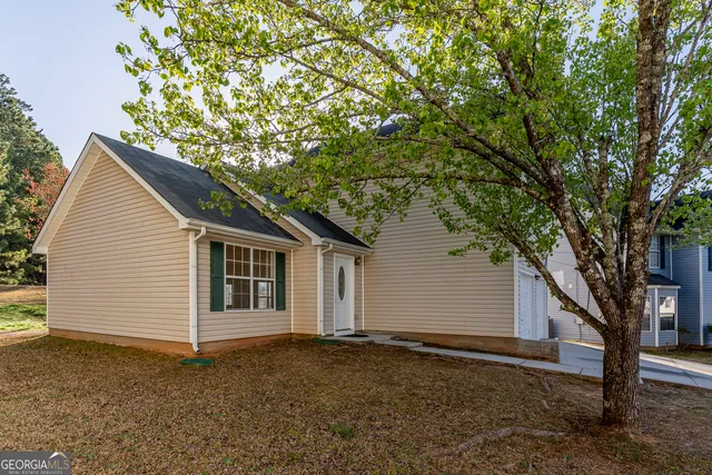 a view of a house with a yard