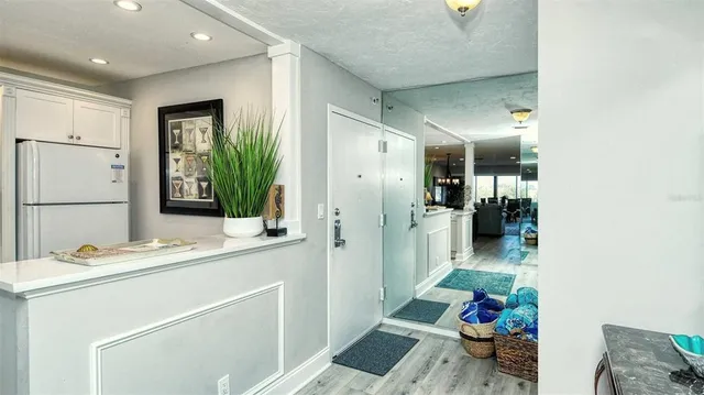 $6,500 | 1255 East Peppertree Drive, Unit 305, Sarasota, FL 34242