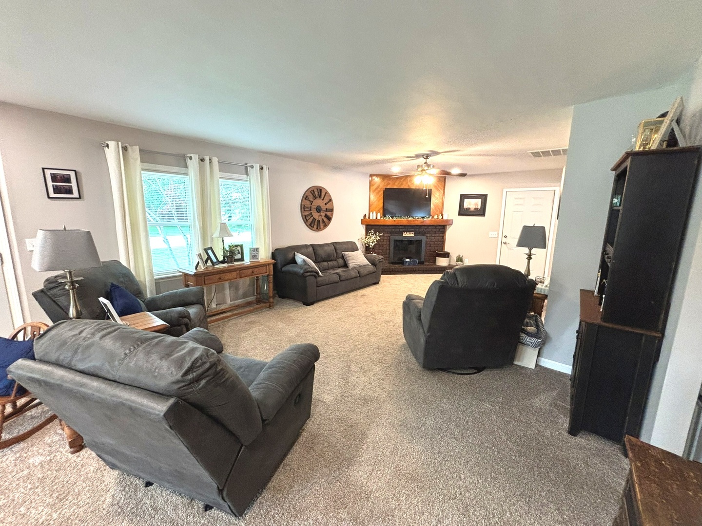 440 North Indiana Avenue Salem, IL 62881 - Photo 3 of 15 a living room with furniture window and a flat screen tv