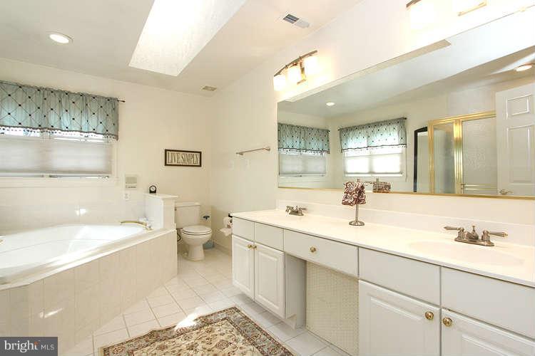 1136 Round Pebble Lane Reston, VA 20194 - Photo 23 of 30 Bath (Master)