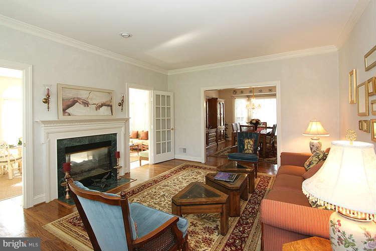 1136 Round Pebble Lane Reston, VA 20194 - Photo 5 of 30 Living Room